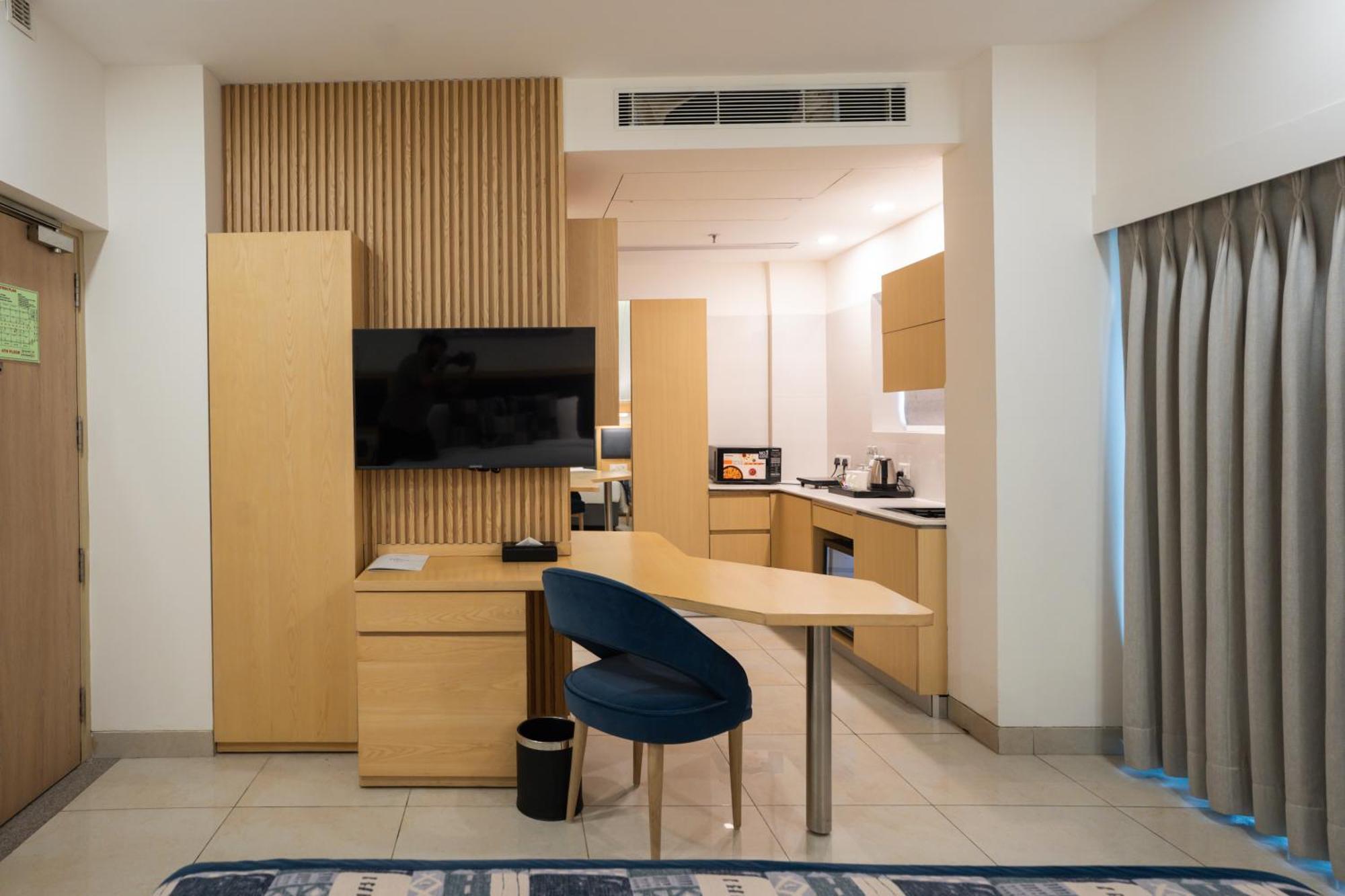 Ar Suites Klj Square Gurgaon Exteriör bild