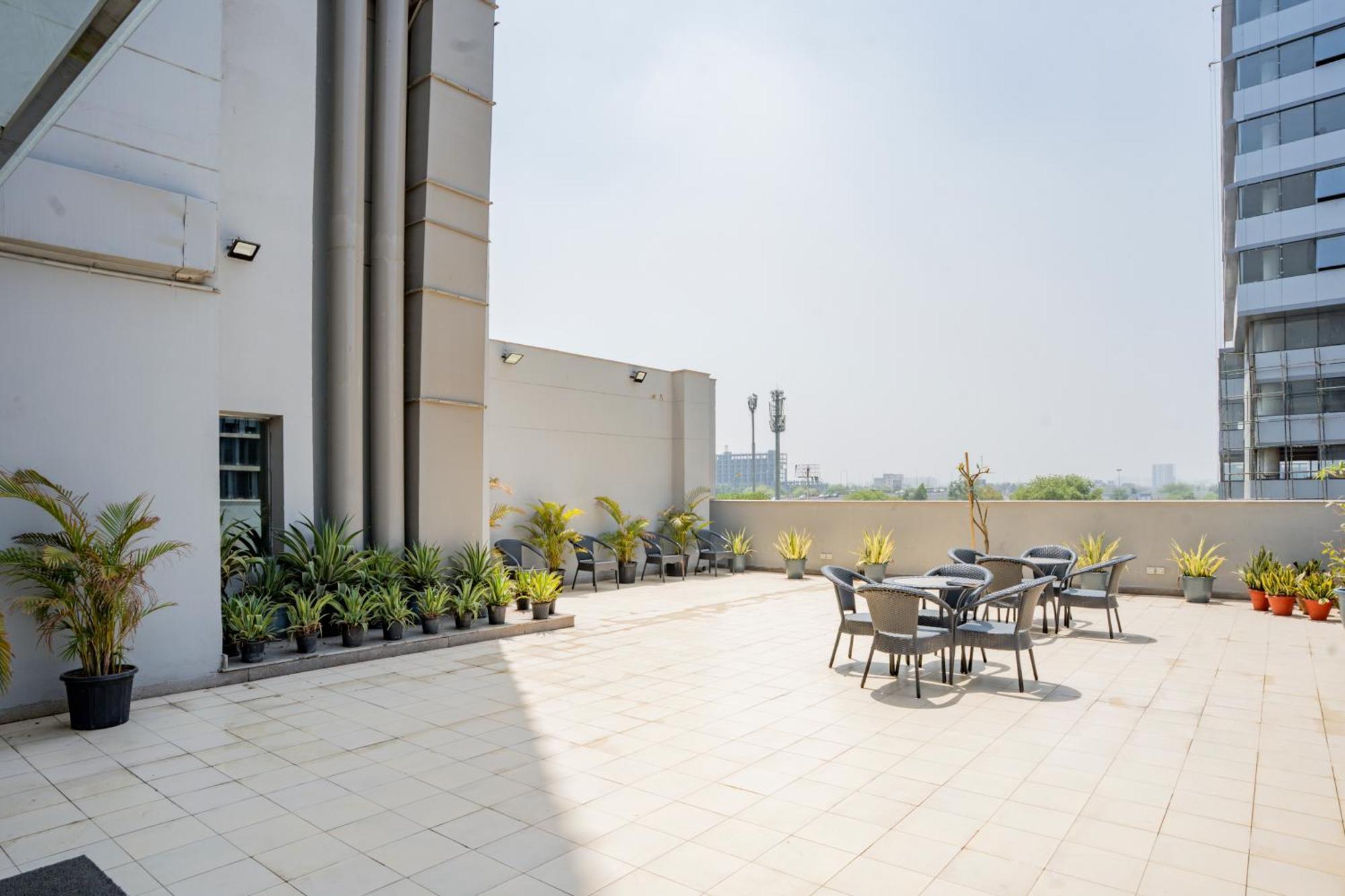 Ar Suites Klj Square Gurgaon Exteriör bild