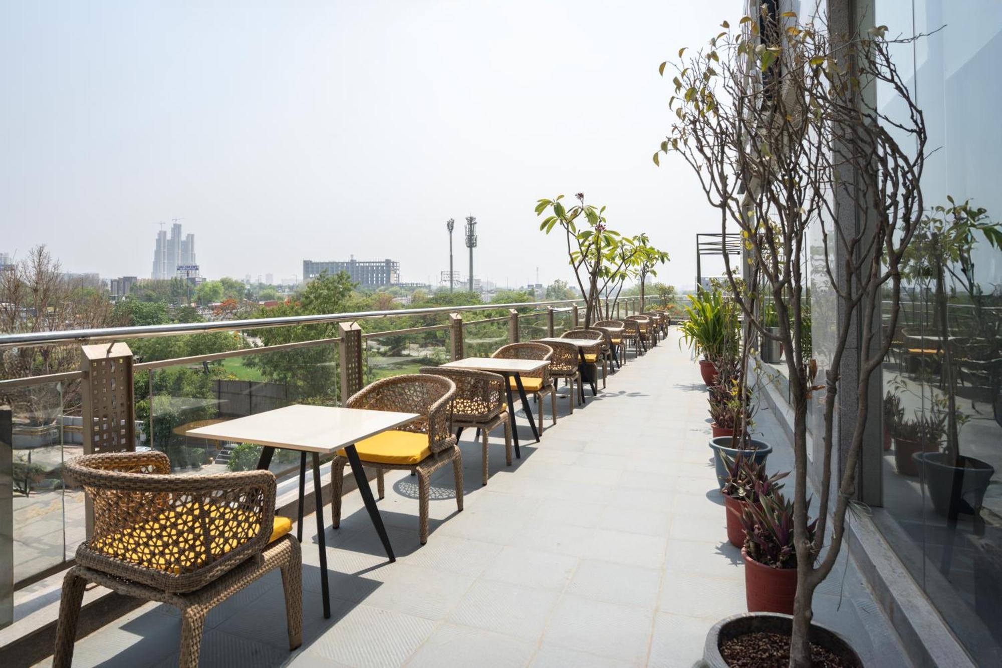 Ar Suites Klj Square Gurgaon Exteriör bild